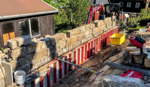 Die eingeschalte Sandsteinmauer.