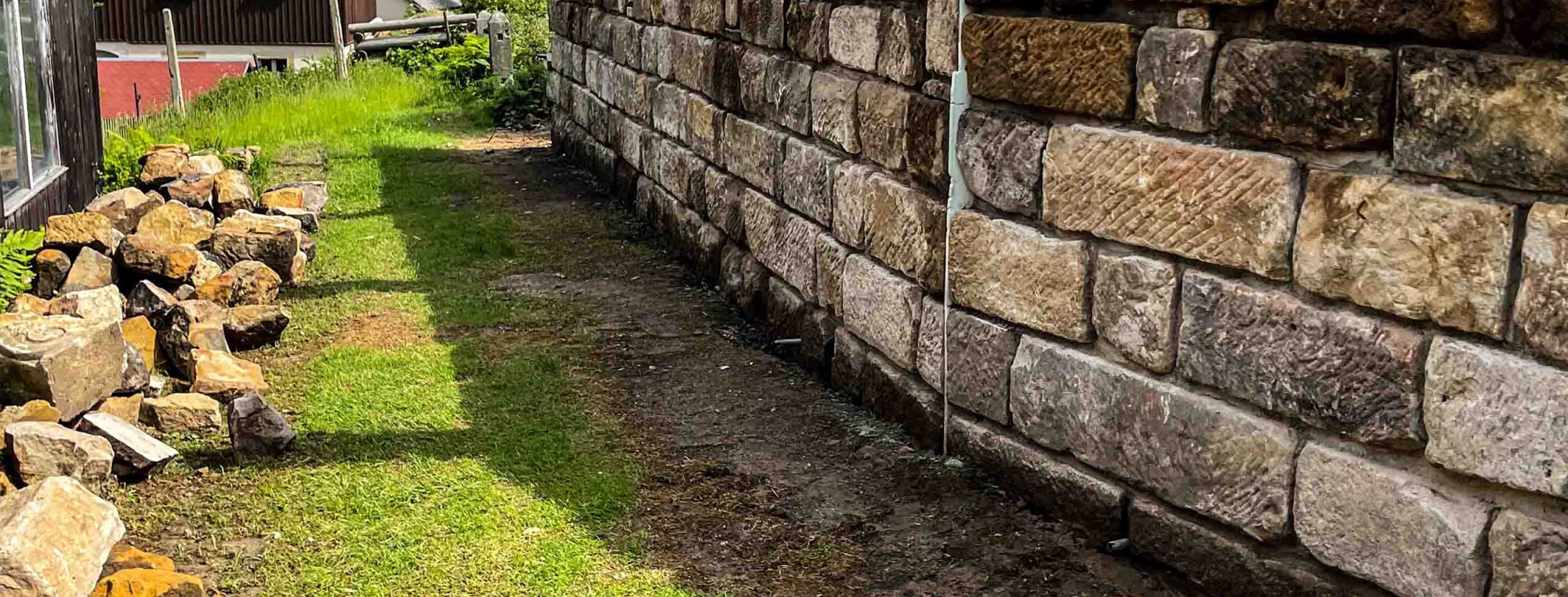 Neu errichtete Sandsteinmauer