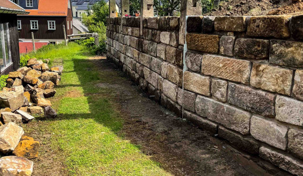 Neu errichtete Sandsteinmauer